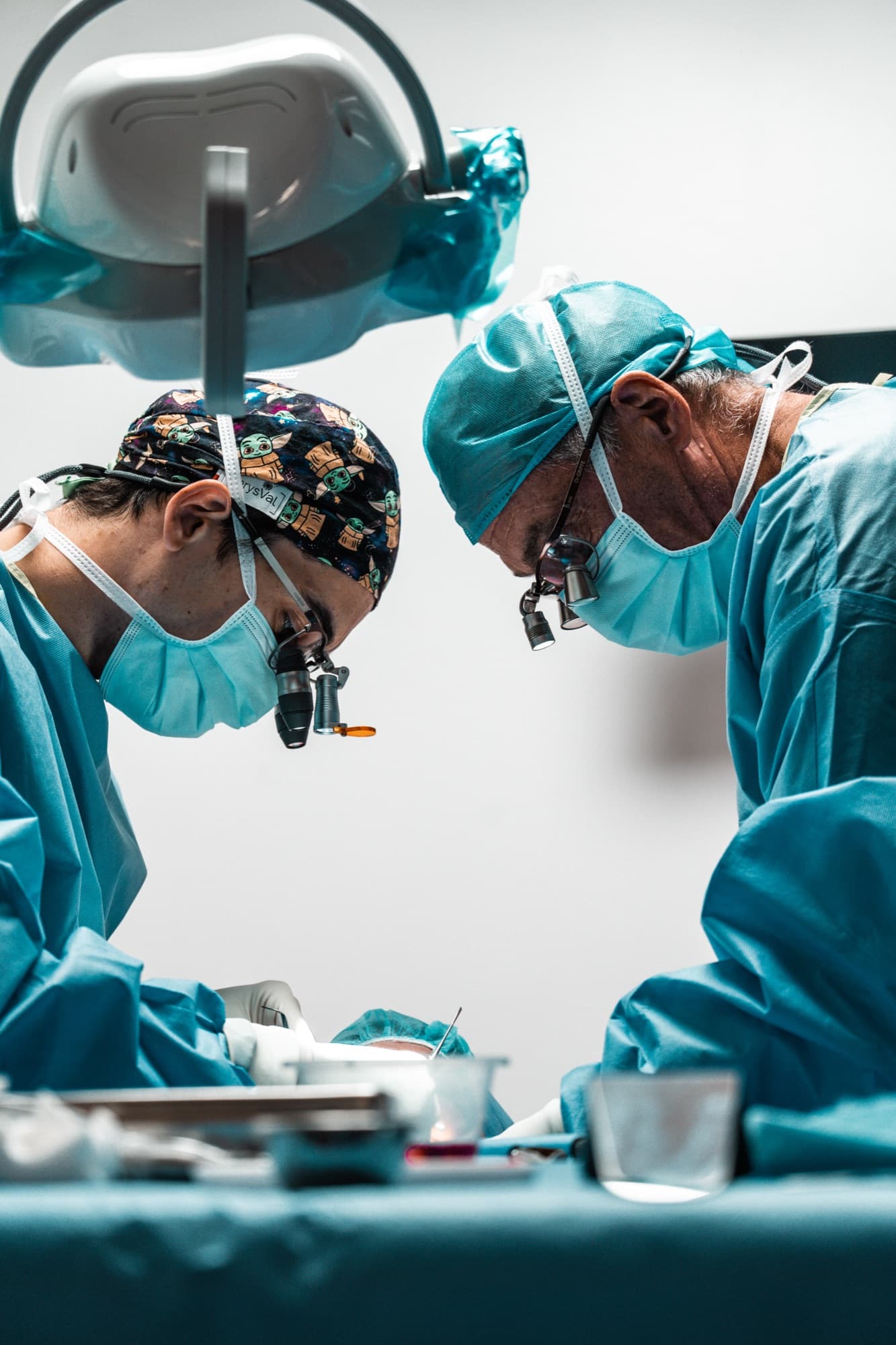 Le duo père-fils en chirurgie implantaire, au cabinet de Carcassonne